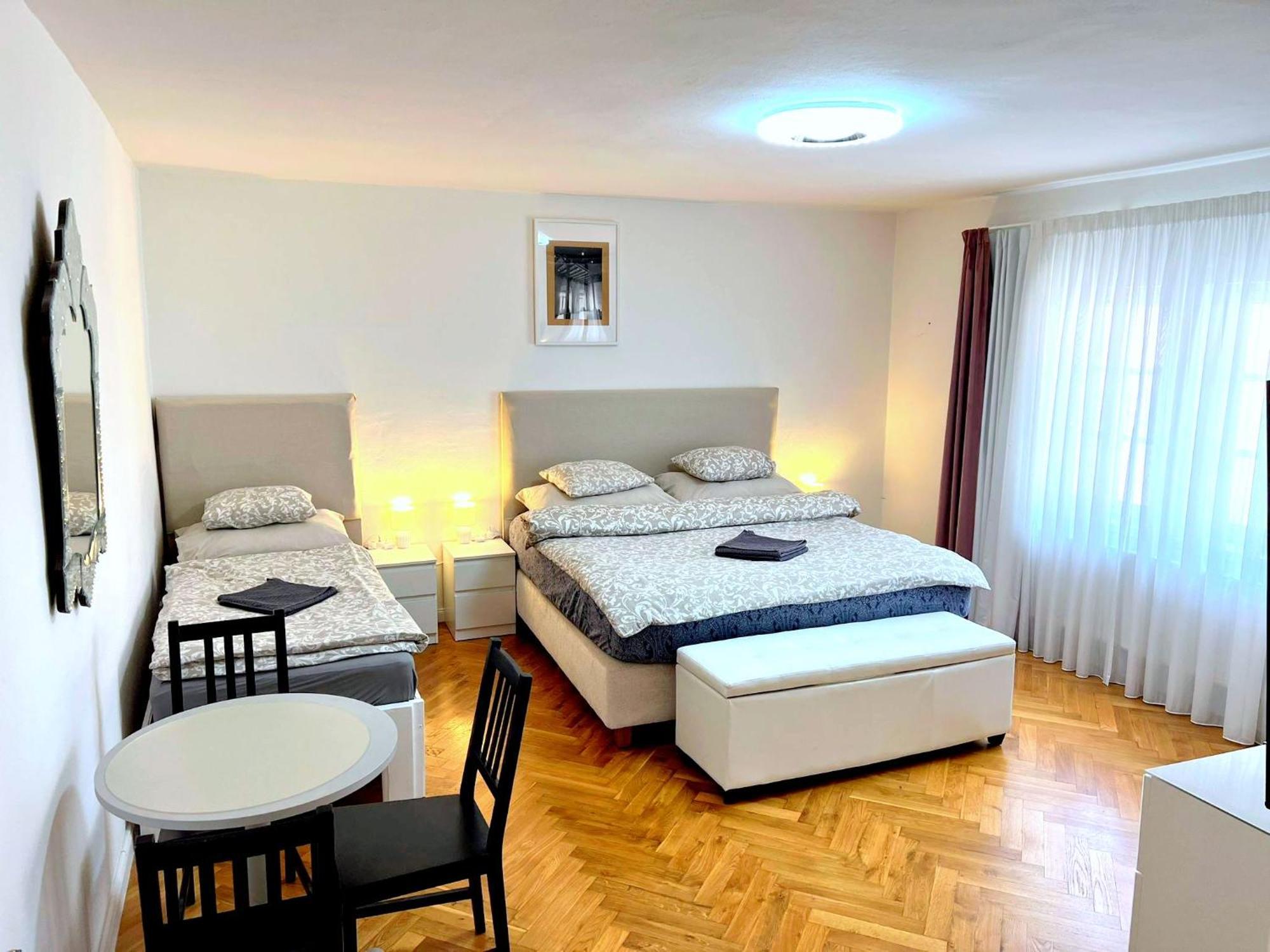 At The Blue Lion & Parking Assistance Apartment